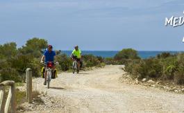 Imágen de cicloturistas en el litoral de Castellón