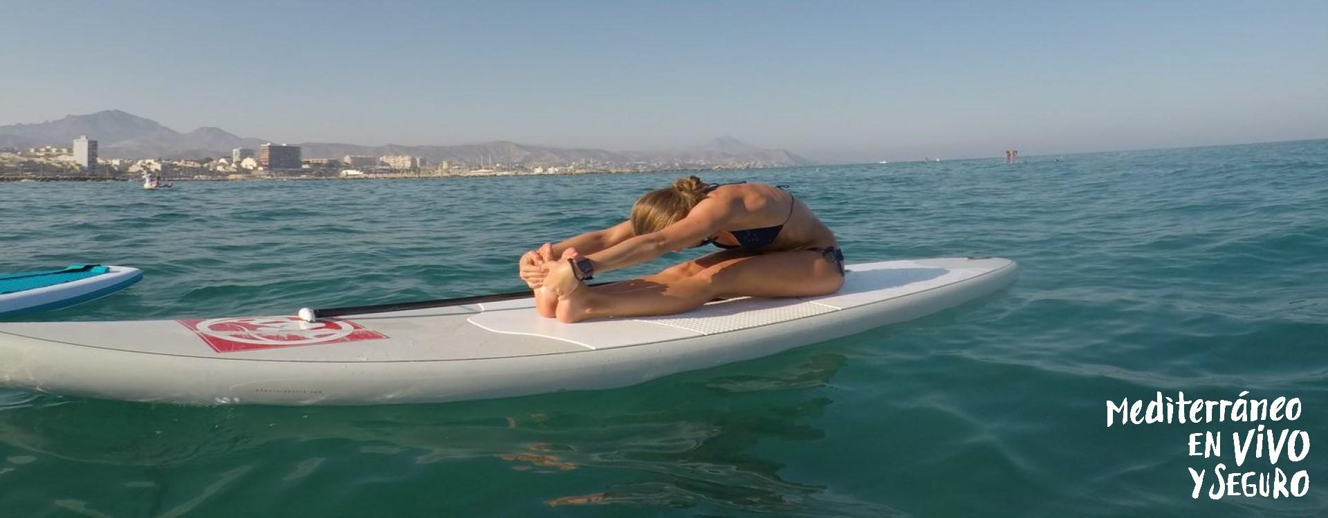 Imagen de una joven realizando paddle surf en Campello 